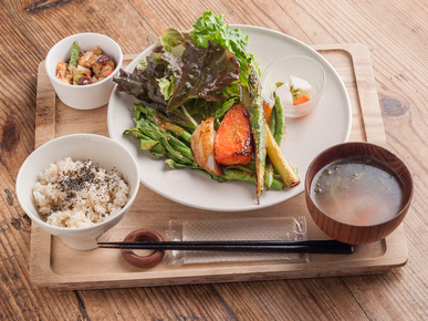 DAYLIGHT KITCHEN ภัตตาคารอาหารออร์แกนิคย่านดังแห่งโตเกียว พร้อมอิ่มอร่อยอย่างมีสไตล์กับเมนูเพื่อสุขภาพ