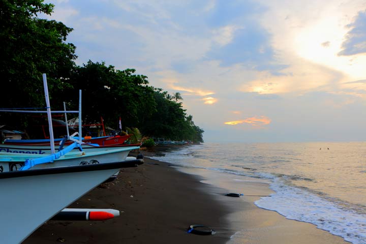 Lovina หาดทรายสีดำ มนต์เสน่ห์ แห่งบาหลี