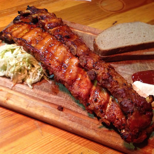 RIBS OF VIENNA SINCE 1591 อิ่มอร่อยไปกับเมนูซี่โครงหมูย่างความยาว 1 เมตร