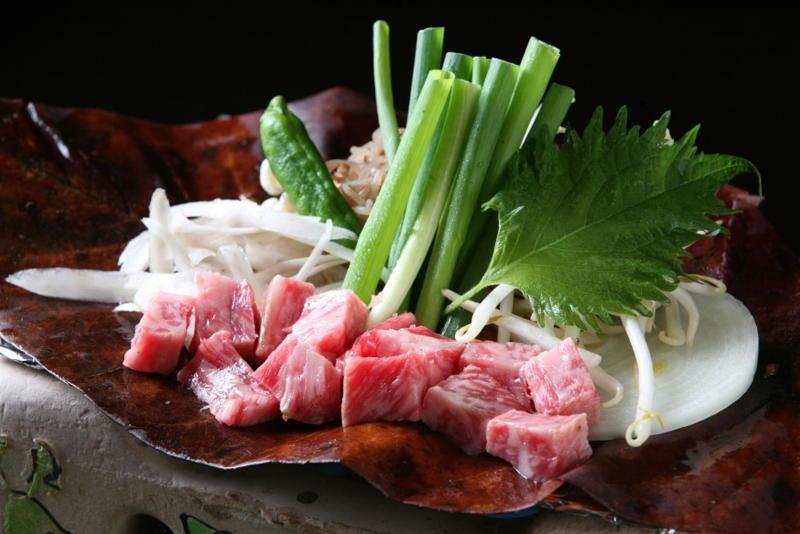 เนื้อฮิดะย่างบนใบโฮบะความพิเศษที่คนชอบทานเนื้อไม่ควรพลาด กับความอร่อยที่นี่ที่เดียว “ญี่ปุ่น”