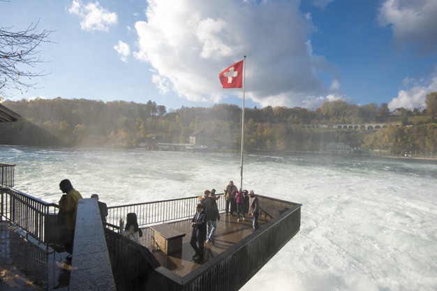 น้ำตกไรน์ (Rhein Fall) น้ำตกยักษ์ที่ใหญ่ที่สุดในทวีปยุโรป