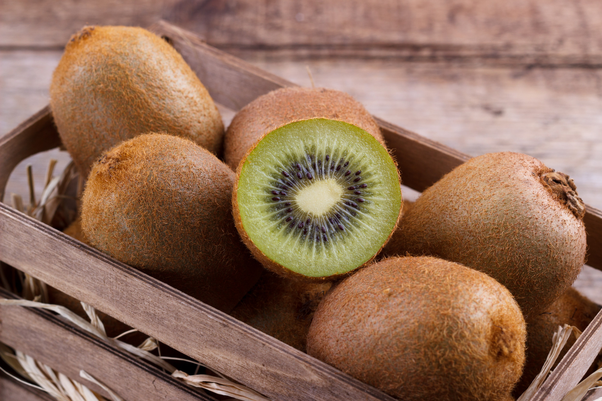 Box of fresh kiwi Premium Photo