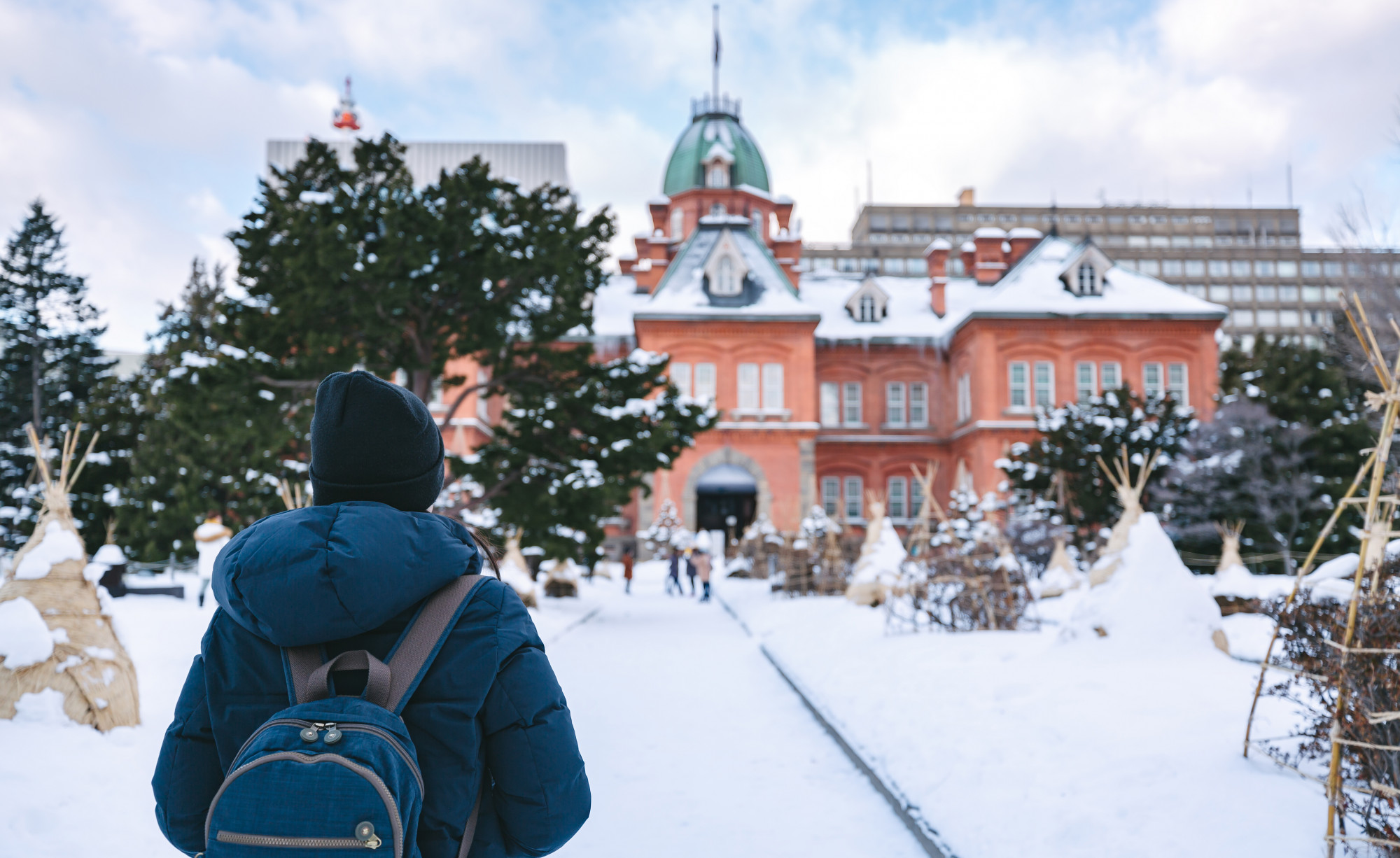 Tourist woman in winter season Premium Photo