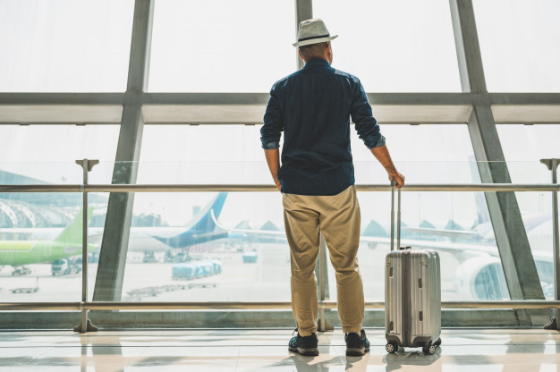 รูปภาพนี้มี Alt แอตทริบิวต์เป็นค่าว่าง ชื่อไฟล์คือ male-traveler-wearing-gray-hat-preparing-travel_108064-150.jpg
